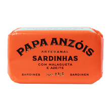 Papa Anzóis Sardinen mit Chili und Olivenöl, Dose in buntem Papier