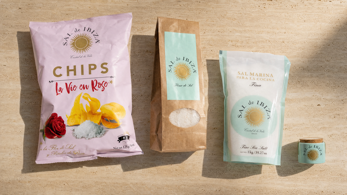 Sal de Ibiza Chips La Vie en Rose, Fleur de Sel im Nachfüllbeutel, Fina feines Meersalz und Fleur de Sel im Mini-Keramiktopf auf Travertin