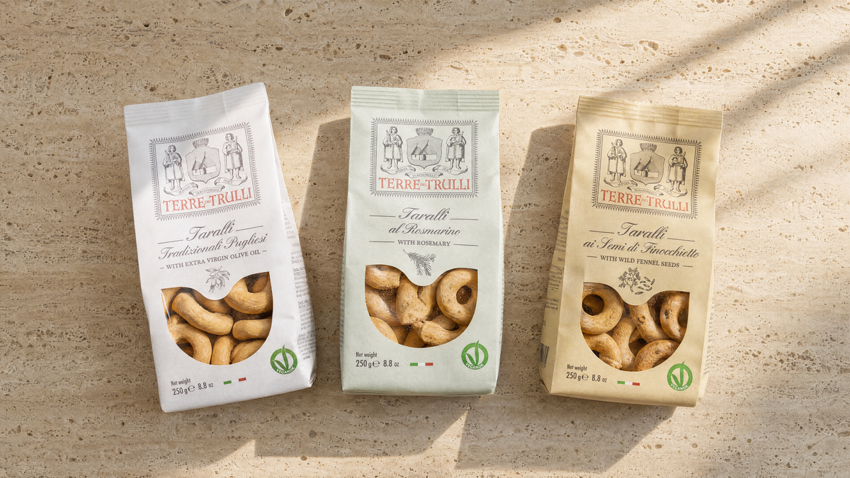 Terre dei Trulli Taralli mit Olivenöl, Rosmarin und Fenchelsamen auf Travertin